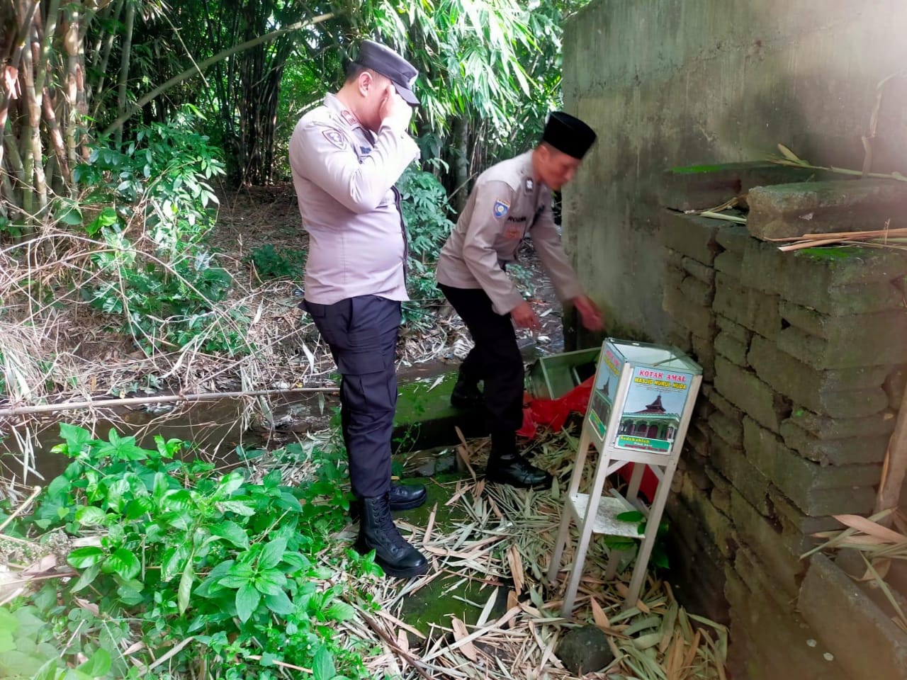 BARANG BUKTI: Polisi menunjukkan kotak amal musala hingga masjid diduga curian dan dibuang di pinggir kali