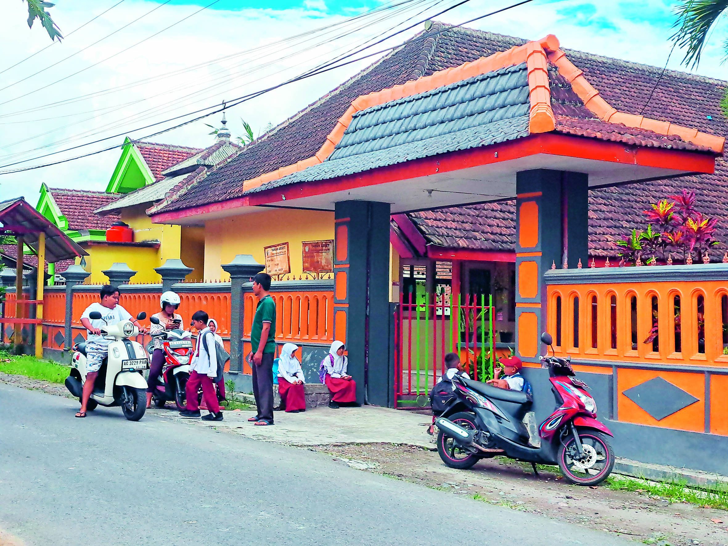 BUTUH FASILITAS: Beberapa siswa SD menghampiri orang tua masing-masing usai menerima pelajaran di sekolah.