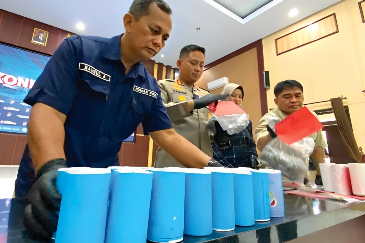 BARANG BUKTI: Polisi mengamankan puluhan petasan yang diracik seorang pelajar di Kecamatan Wonodadi, kemarin (28/3).