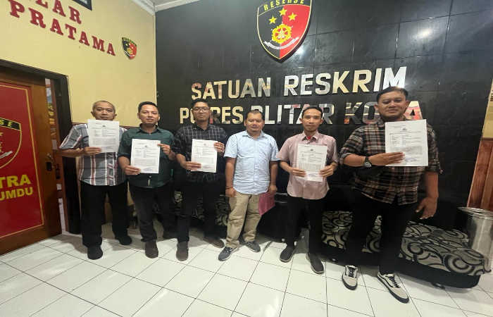 TEMPUH JALUR HUKUM: Tim FIF Cabang Blitar ketika melaporkan konsumen nakal over kredit ke Polresta Blitar.