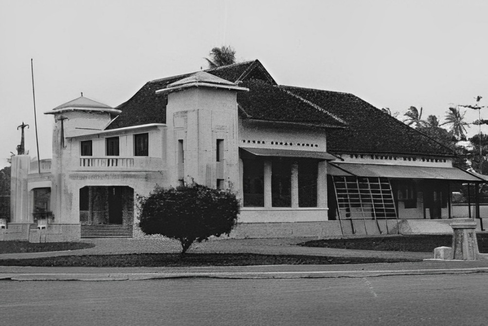 JEJAK PEMERINTAHAN: Bangunan balaikota tempo dulu yang kini menjadi lokasi kantor DPRD Kota Blitar.