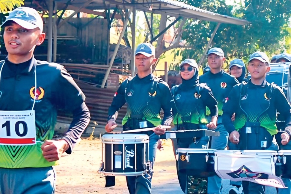 TOTALITAS: Anggota Blitar Putra Drum Corps melakukan latihan di jalan raya beberapa waktu lalu