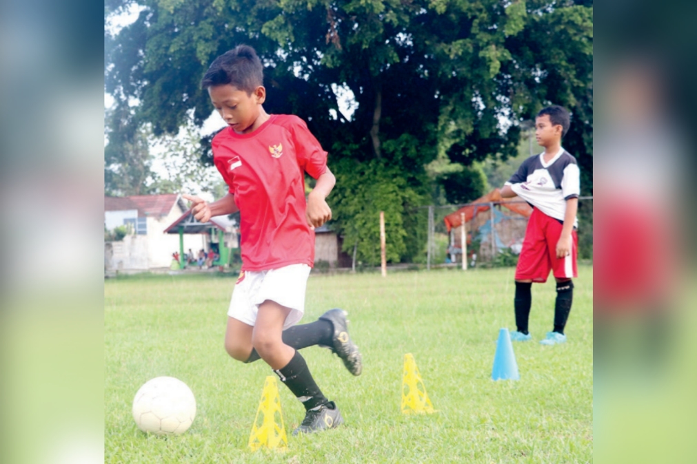 TETAP PUASA: Murid sekolah sepak bola (SSB) Putra Batara Kota Blitar sedang menjalani sesi latihan di Lapangan Bangsongan, Kelurahan Ngadirejo, Kecamatan Kepanje