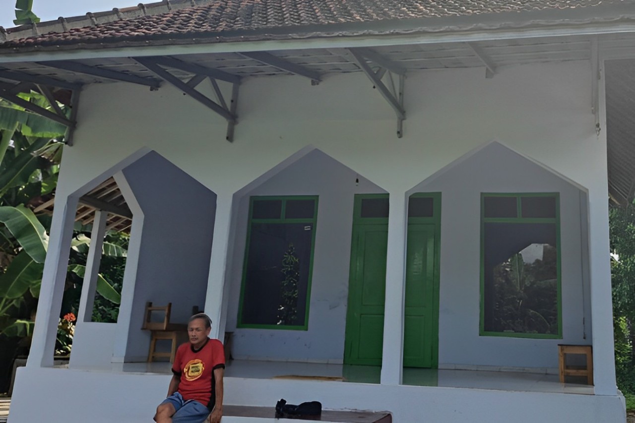 MASIH KOKOH: Kondisi bangunan musala yang belum tersentuh renovasi secara menyeluruh. Musala tetap difungsikan untuk salat berjemaah setiap hari