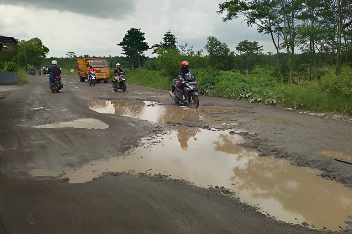 BERBAHAYA: Pengguna jalan melintas di jalur alternatif Blitar-Kediri yang banyak lubang di Kecamatan Nglegok.