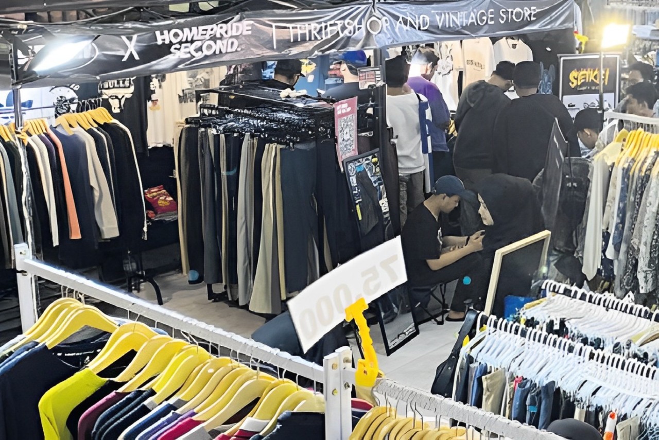 RAMAI: Pengunjung memadati stan pakaian bekas di salah satu acara di Kecamatan