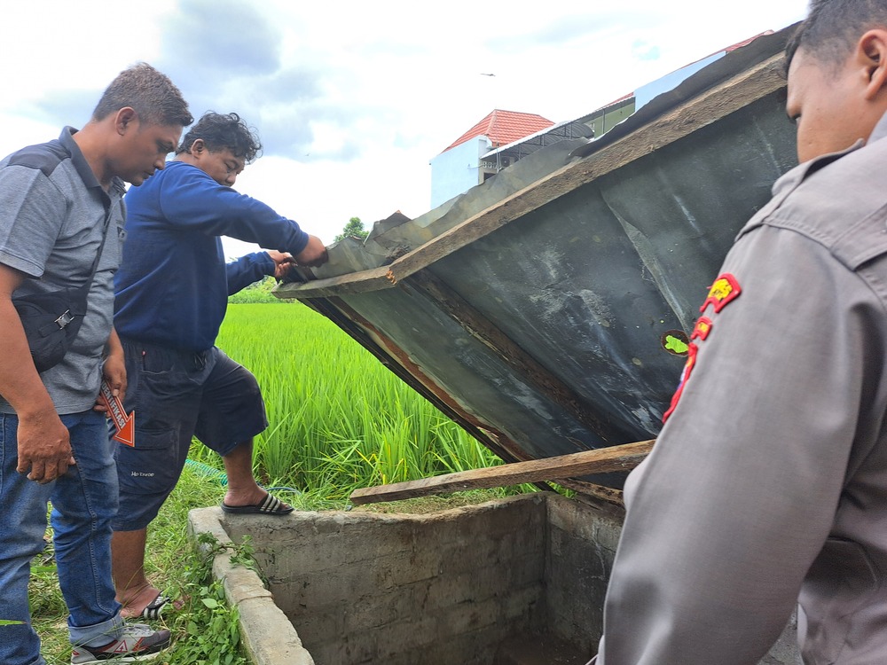 Kondisi lubang tempat mesin diesel pompa air yang menjadi lokasi dua pria ditemukan tewas di area persawahan Kanigoro, Kabupaten Blitar