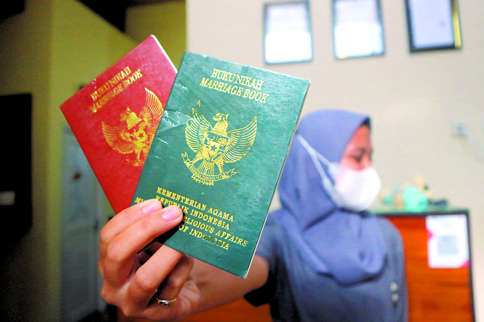NIKAH DINI: Buku nikah menjadi salah satu bukti pernikahan secara sah yang diakui oleh negara.