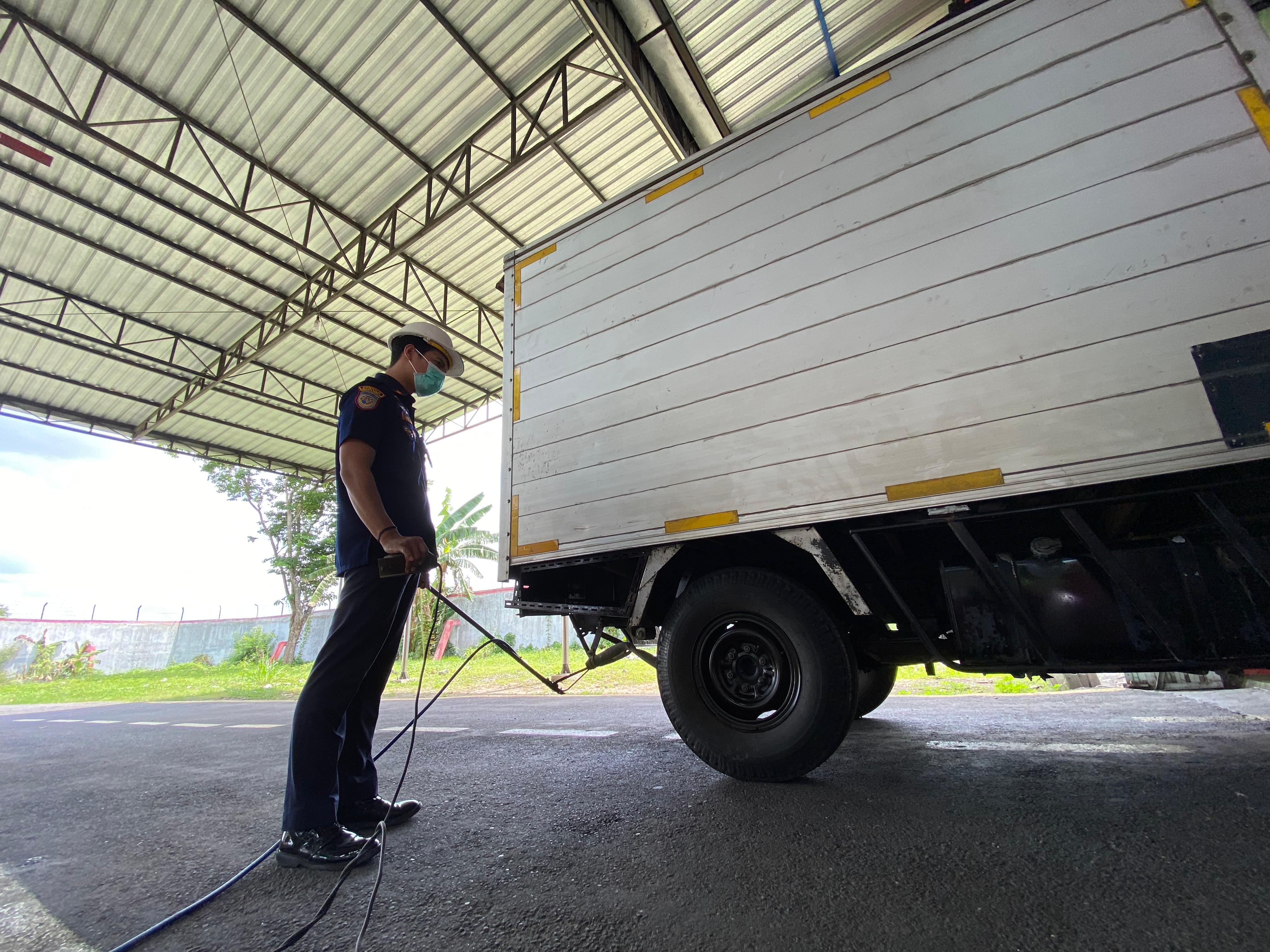 TELITI: Seorang petugas uji kir memeriksa kelaikan teknis mobil boks di UPT Pengelolaan Prasarana Perhubungan Dishub Kota Blitar, kemarin (27/3).