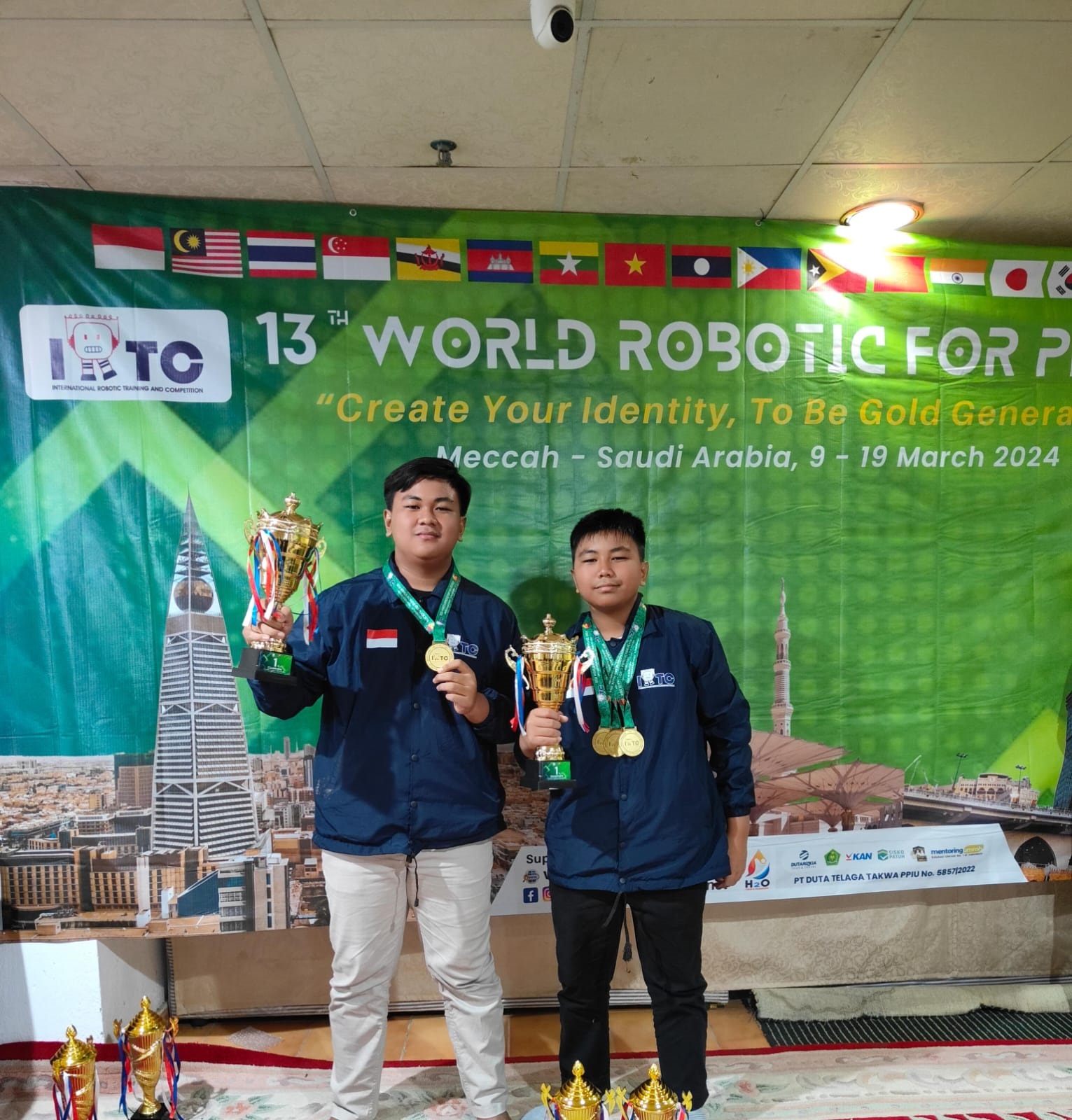 KOMPAK: Daffa Asahi Hea dan Dafi Atha Hea menunjukkan piala juara lomba robotik di Arab Saudi.