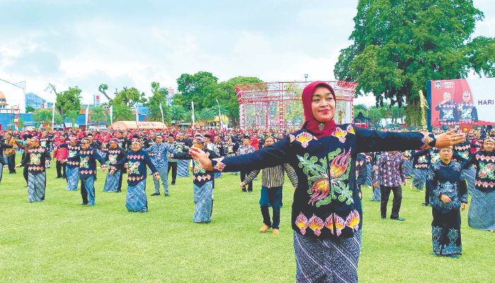 MERIAH: Para peserta flashmob yang diiringi lagu Blitar Kawentar tampah semangat mengikuti gerakan instruktur tari.
