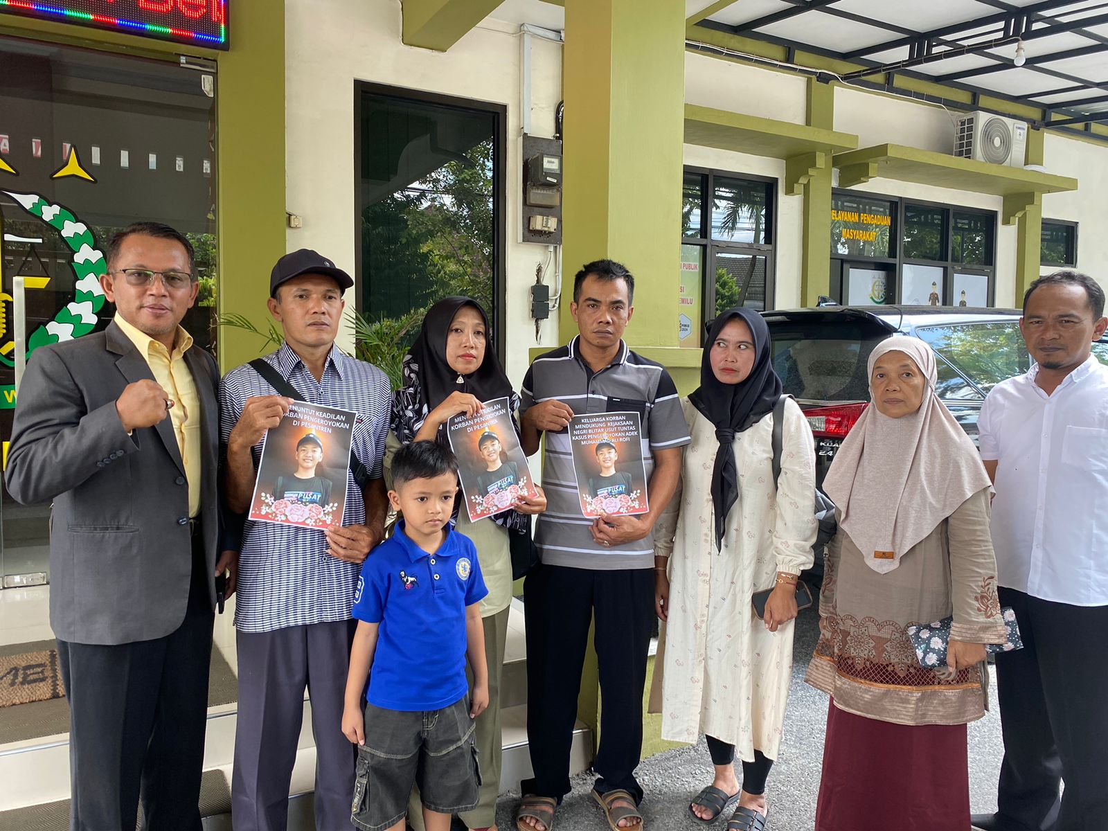 Keluarga korban didampingi kuasa hukumnya di Kejaksaan Negeri Blitar