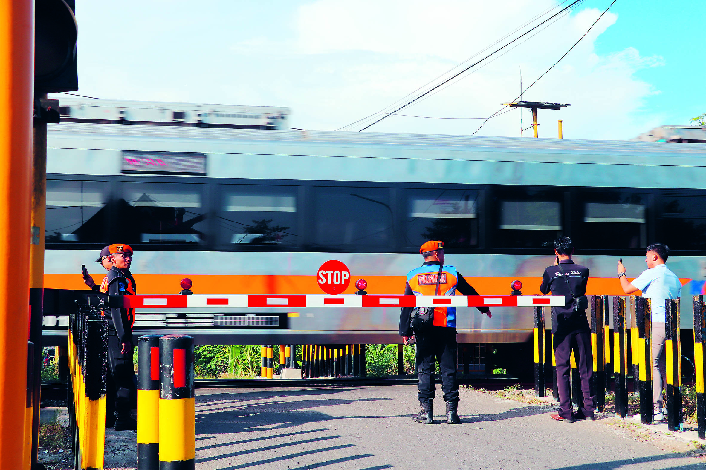 MUDIK AMAN: Petugas sedang memeriksa kondisi palang pintu perlintasan kereta api di Desa Ngaglik, Kecamatan Srengat, yang diresmikan kemarin (2/4).
