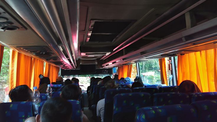 ilustrasi suasana di dalam bus