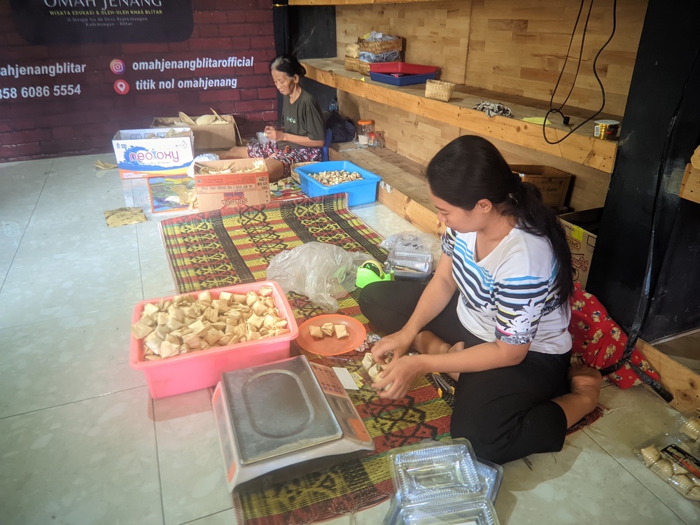TRADISIONAL: Warga ketika produksi jenang di Desa Rejowinangun/Kecamatan Kademangan. Jajanan khas tersebut hingga kini masih bisa bertahan.