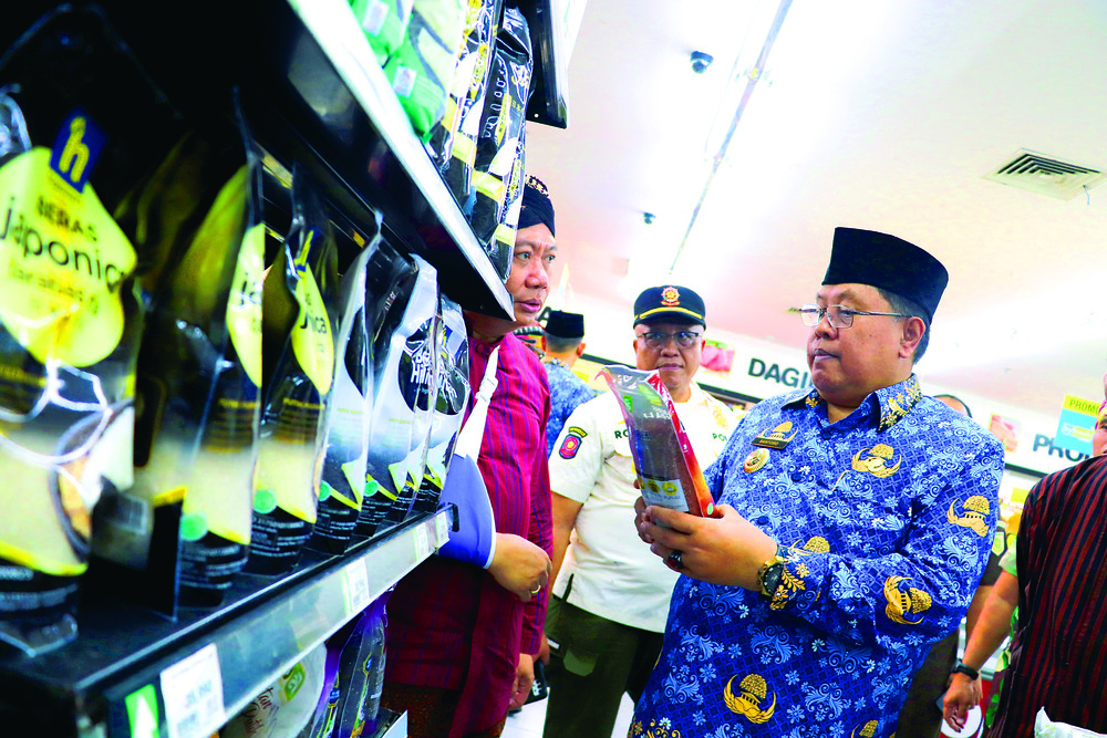 HARUS TELITI: Wali Kota Santoso mengecek salah satu barang yang dijual di etalase salahsatu minimarket dalam sidak bersama Forkopimda kemarin (3/4).