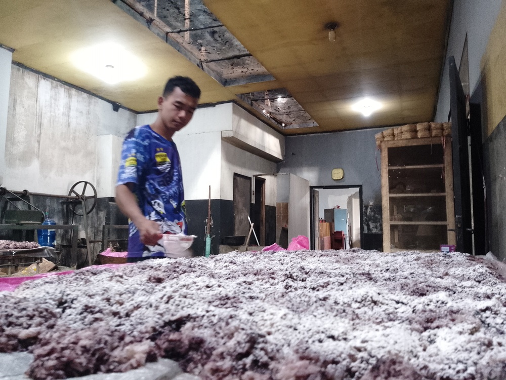 JAGA KUALITAS: Karyawan menata jenang madu mongso yang baru selesai dimasak, kemarin (4/4).