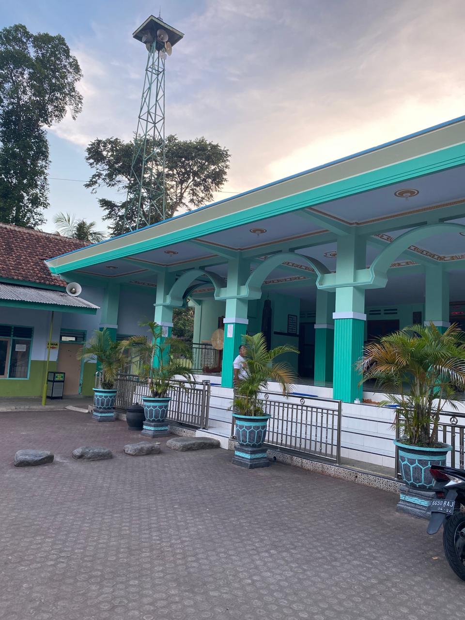 BERSEJARAH: Tampak Masjid Nurul Huda di Desa Kuningan, Kecamatan Kanigoro, memiliki sejarah kental dengan Islam.