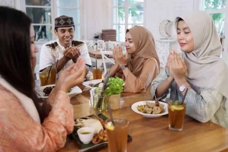 Orang berbuka puasa