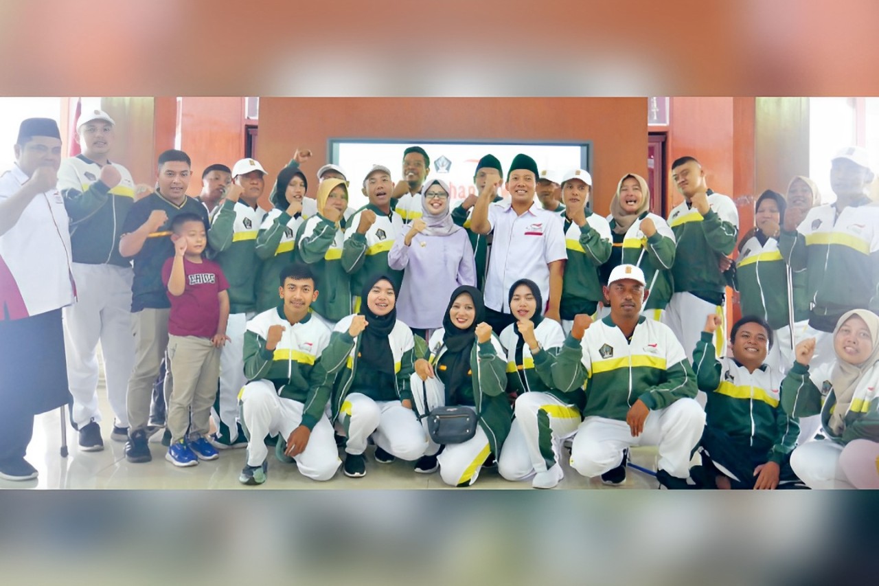 BERI DUKUNGAN: Foto atas, Bupati Rini Syarifah foto bersama para atlet peraih medali di Pendapa Ronggo Hadi Negoro, kemarin (5/4).