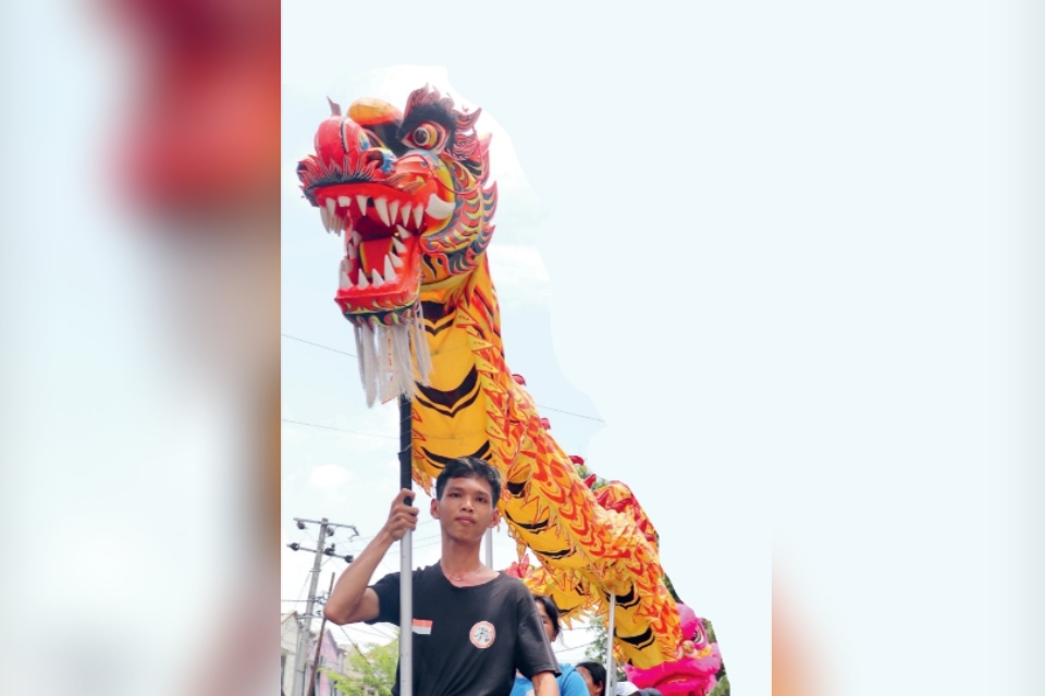 SEMANGAT: Atlet barongsai sedang tampil di jalanan Kota Blitar pada perayaan Cap Go Meh beberapa&nbsp;waktu&nbsp;lalu.