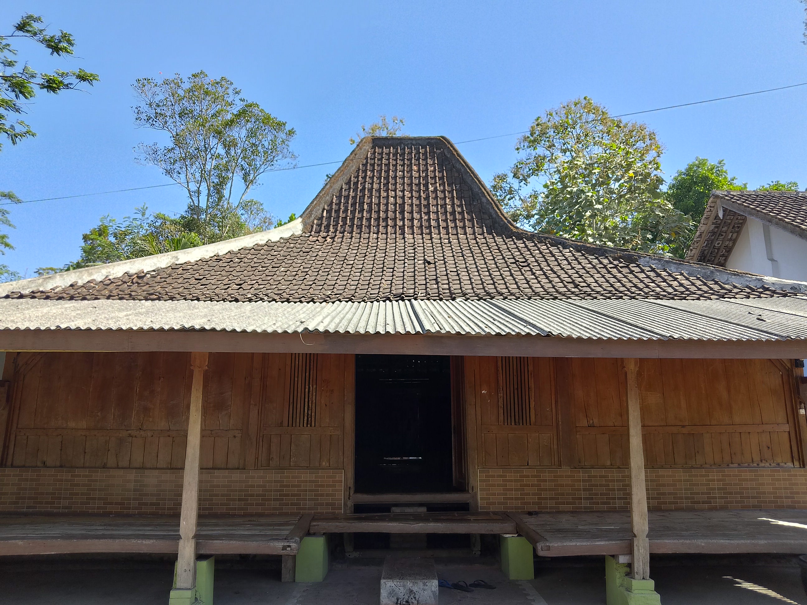 KLASIK: Bentuk Ponpes Nurul Huda di Desa Kuningan, Kecamatan Kanigoro, yang masih mempertahankan bangunan lama.