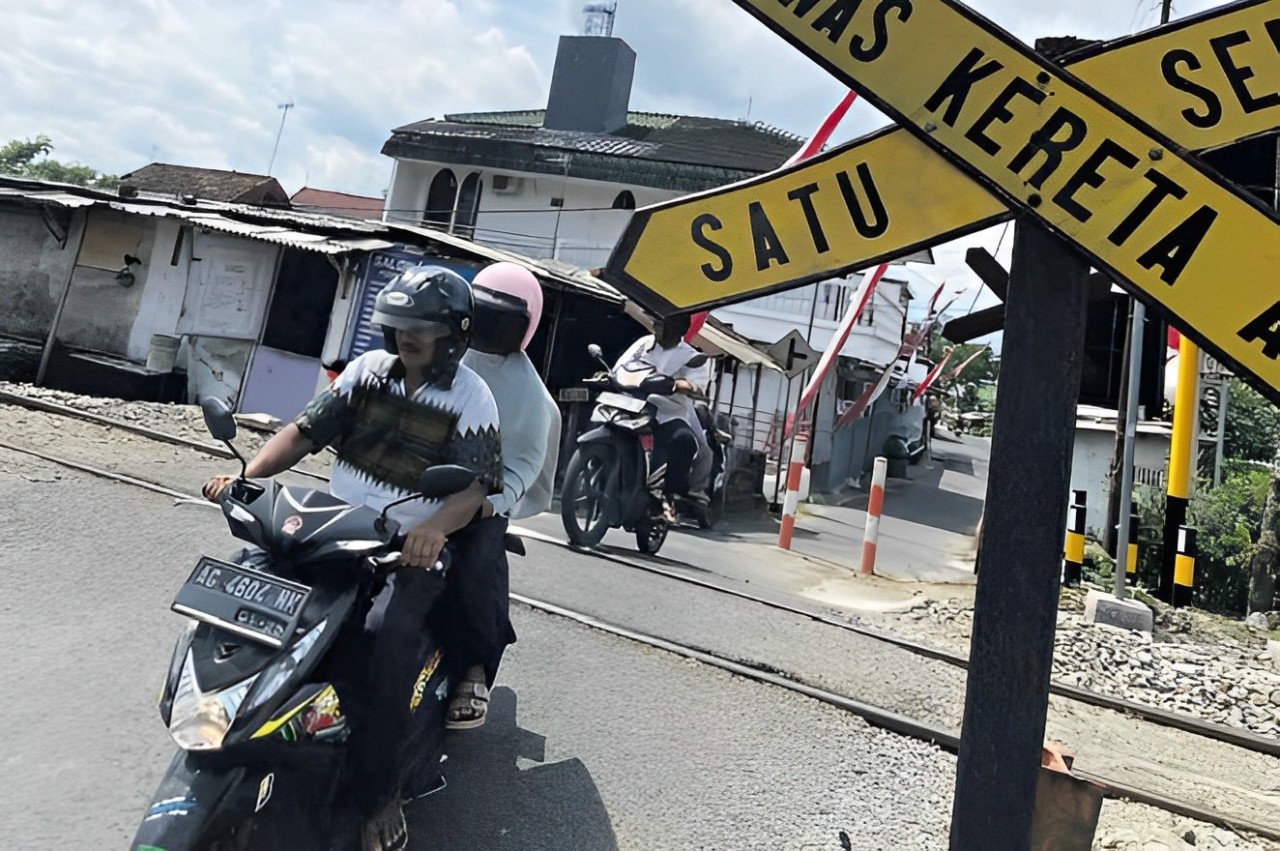 HATI-HATI: Perlintasan KA sebidang di Jalan Bakung, Kelurahan/Kecamatan Sukorejo, hingga kini belum dilengkapi palang pintu.