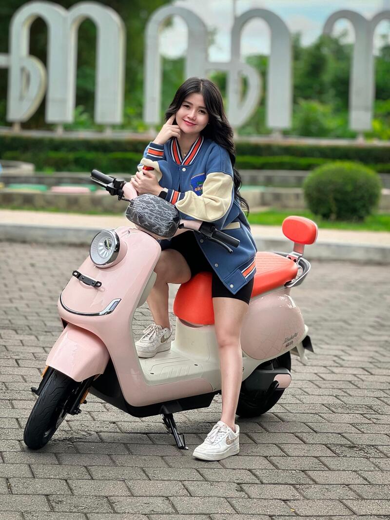CERIA: Kreator konten, Louisa Yeni, saat mengikuti sesi pemotretan salah satu produk motor listrik beberapa waktu lalu.