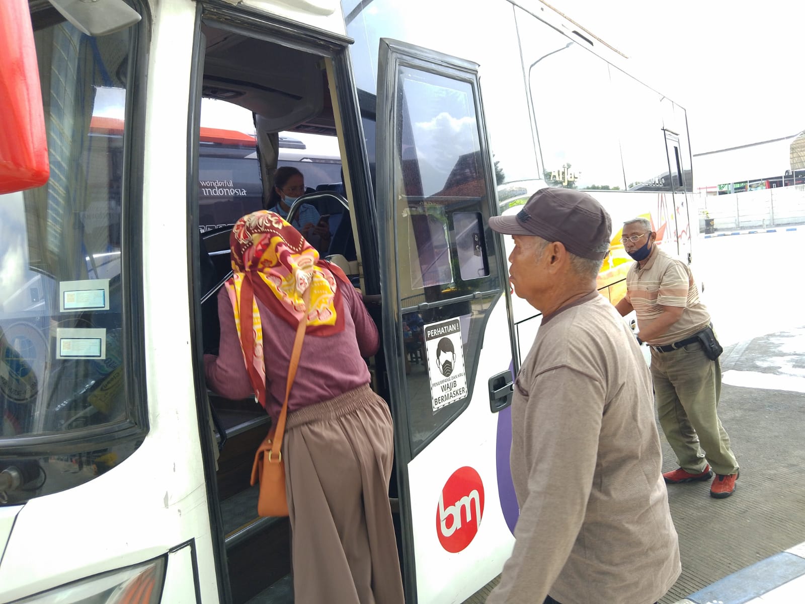 MUDIK ASYIK: Para penumpang menaiki salah satu bus untuk mudik di momen Lebaran 1445 Hijriah di Terminal Patria Blitar, kemarin (6/4).