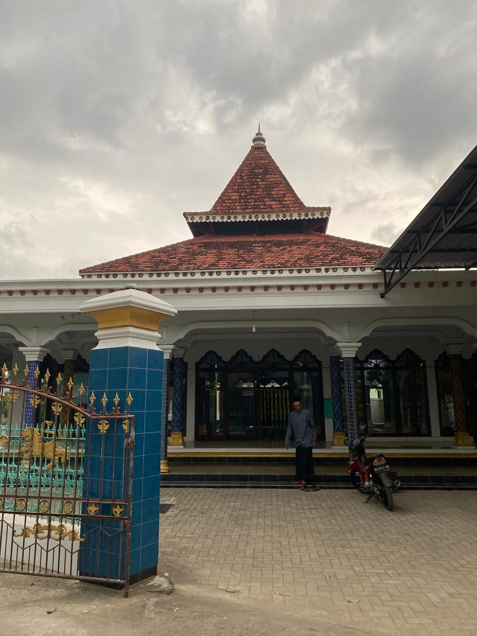 UNIK: Tampak bangunan Masjid Baitul Amin di Desa Gandekan, Kecamatan Wonodadi. Foto bawah, kentongan yang berada di masjid tersebut.