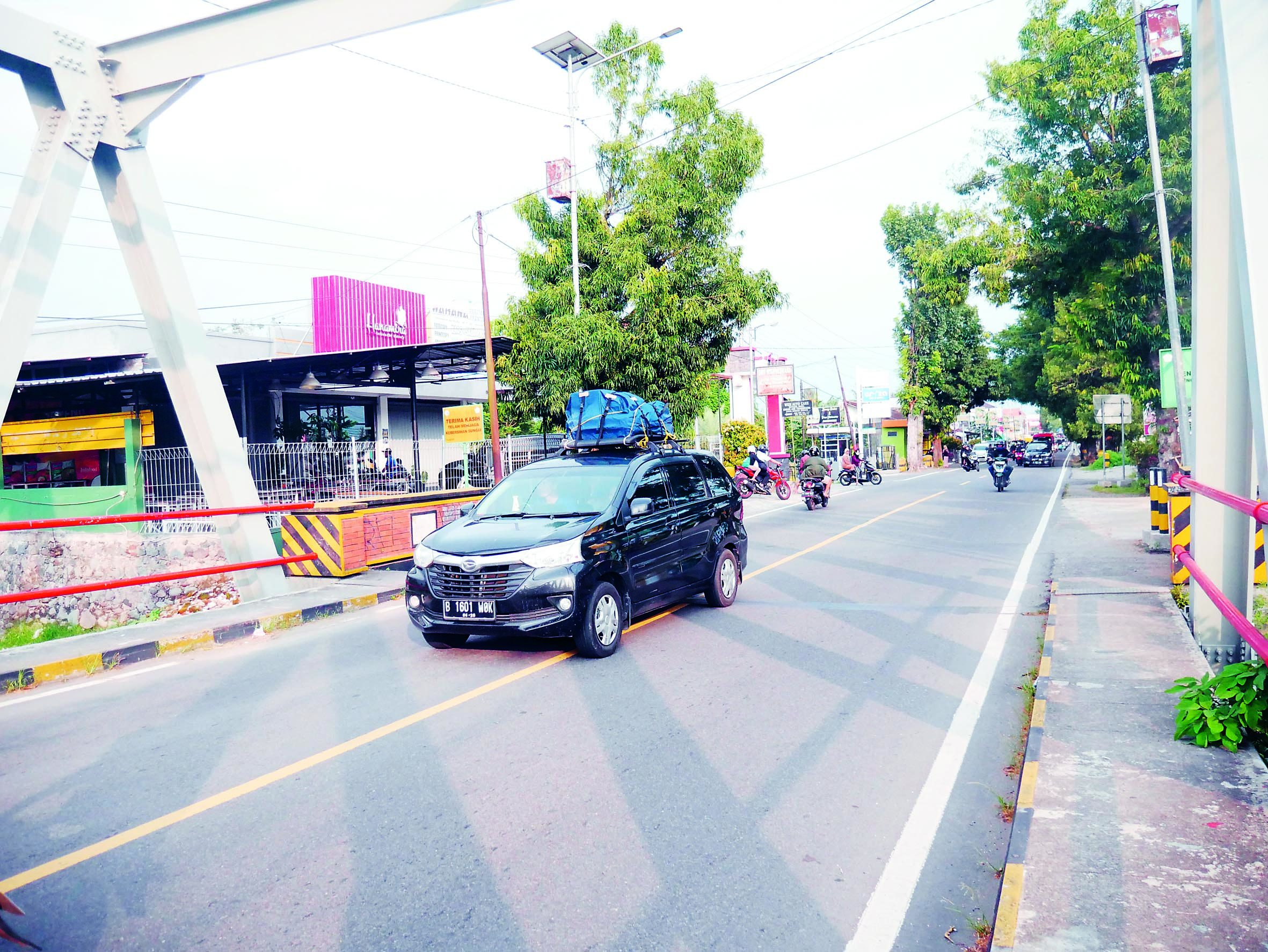 TEMU KELUARGA: Kendaraan plat luar kota dengan tumpukan bekal mudik melintasi jalan Nasional di Kecamatan Wlingi