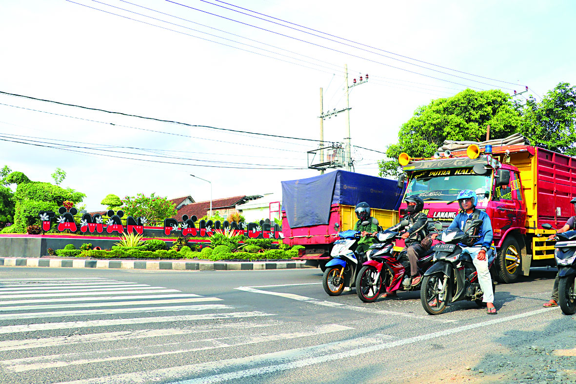MULAI PADAT: Kondisi arus mudik di simpang empat Pakunden dan Tugu Rante mulai meningkat saat Lebaran.