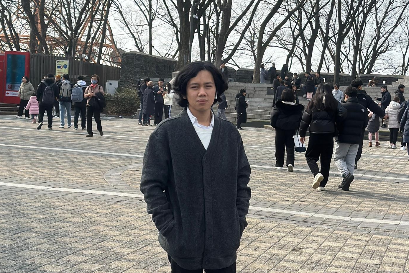 KANGEN RUMAH: Mufidana sedang  mengisi waktu luang usai kerja di Korea  Selatan.