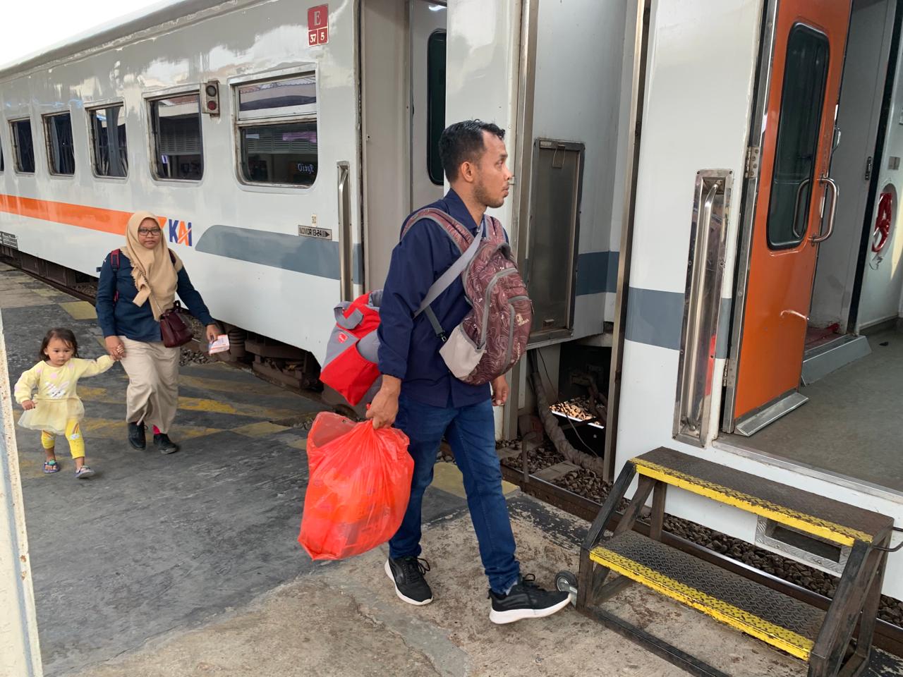 ANGKUTAN FAVORIT: Penumpang KA Jarak Jauh membawa barang bawaan menuju gerbong di Stasiun Blitar beberapa waktu lalu.