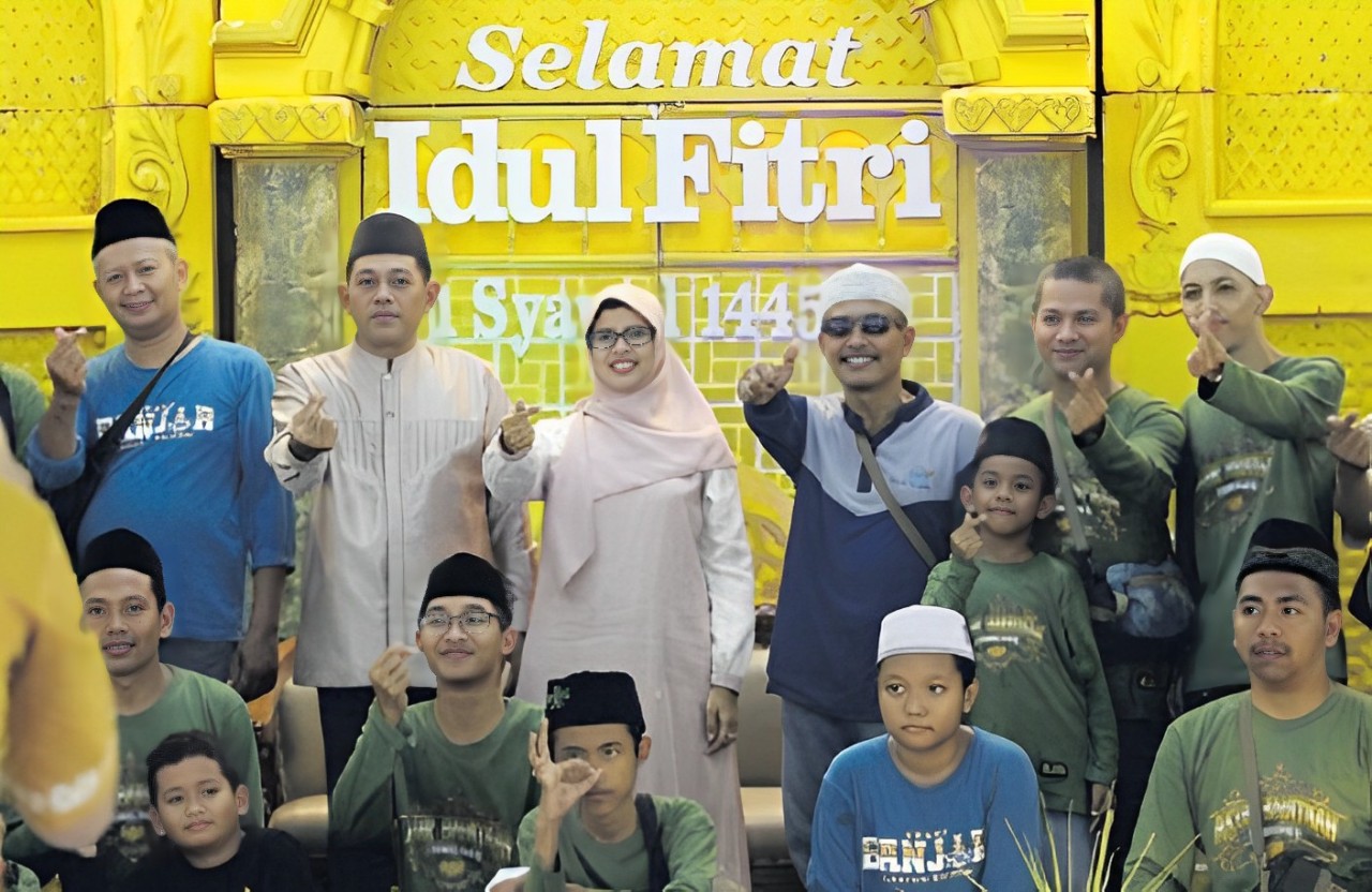 RUKUN: Bupati Blitar Rini Syarifah bersama Ketua Dekranasda Kabupaten Blitar, Zaenal Arifin, melayani foto bersama masyarakat saat open house di Pendapa Ronggo Hadi Negoro, Rabu (10/4).