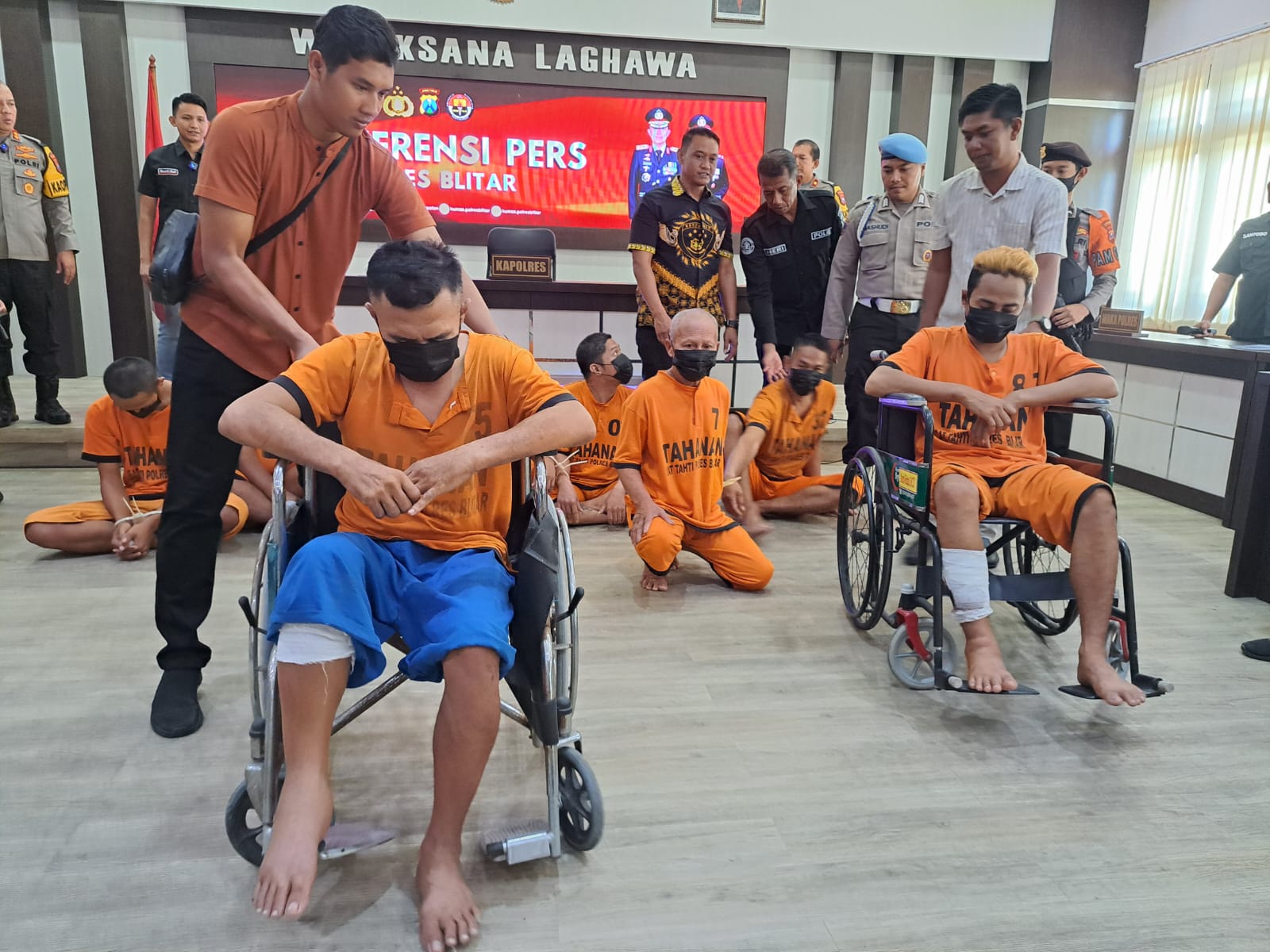 SEMPAT MELAWAN: Tiga tersangka pencurian ternak yang beraksi di 11 TKP di Blitar dihadirkan saat ungkap kasus di Mapolres Blitar kemarin (12/4).
