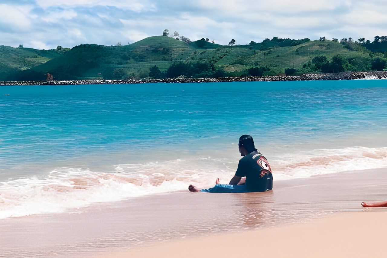 ADEM: Wisatawan bermian air laut di Pantai Tambakrejo di Kecamatan Wonotirto. Pengelola wisata sudah menyiapkan pengamanan selama libur Lebaran.