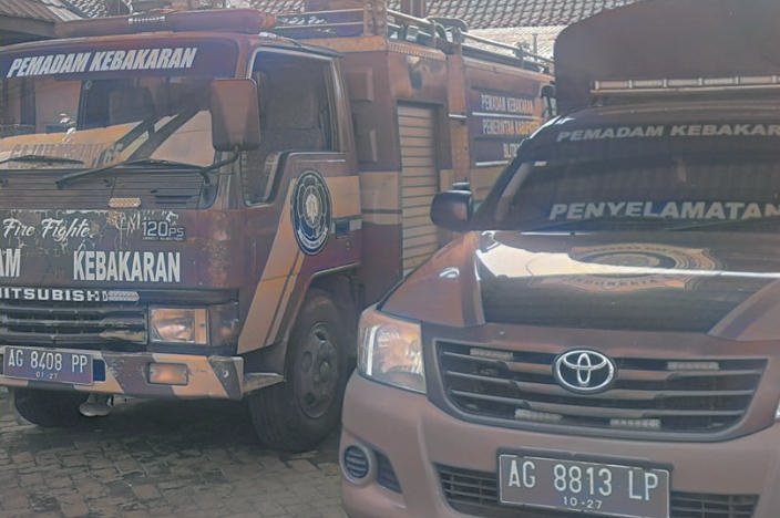 TIDAK LIBUR: Personel Damkar Kabupaten Blitar memeriksa kelengkapan mobil pemadam kebaran. Beberapa personel ditugaskan di tiap posko pengamanan Lebaran tahun ini.