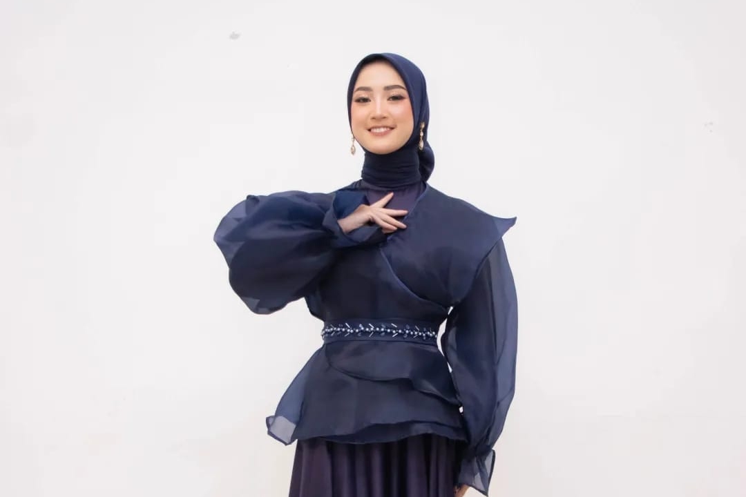 Gusti Ayu Monica Kusmaningrum bagikan tips berpenampilan muslimah menyambut momen Lebaran.