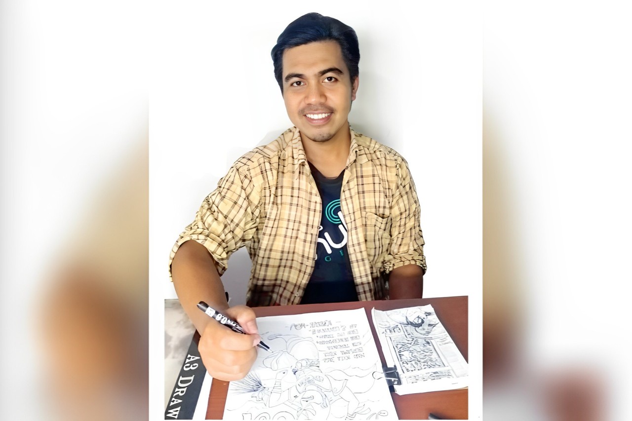 TERUS BERKREASI: Uky Tantra menunjukkan karya komik lokal yang dikerjakan menggunakan alat sederhana berupa bolpoin beberapa waktu lalu.