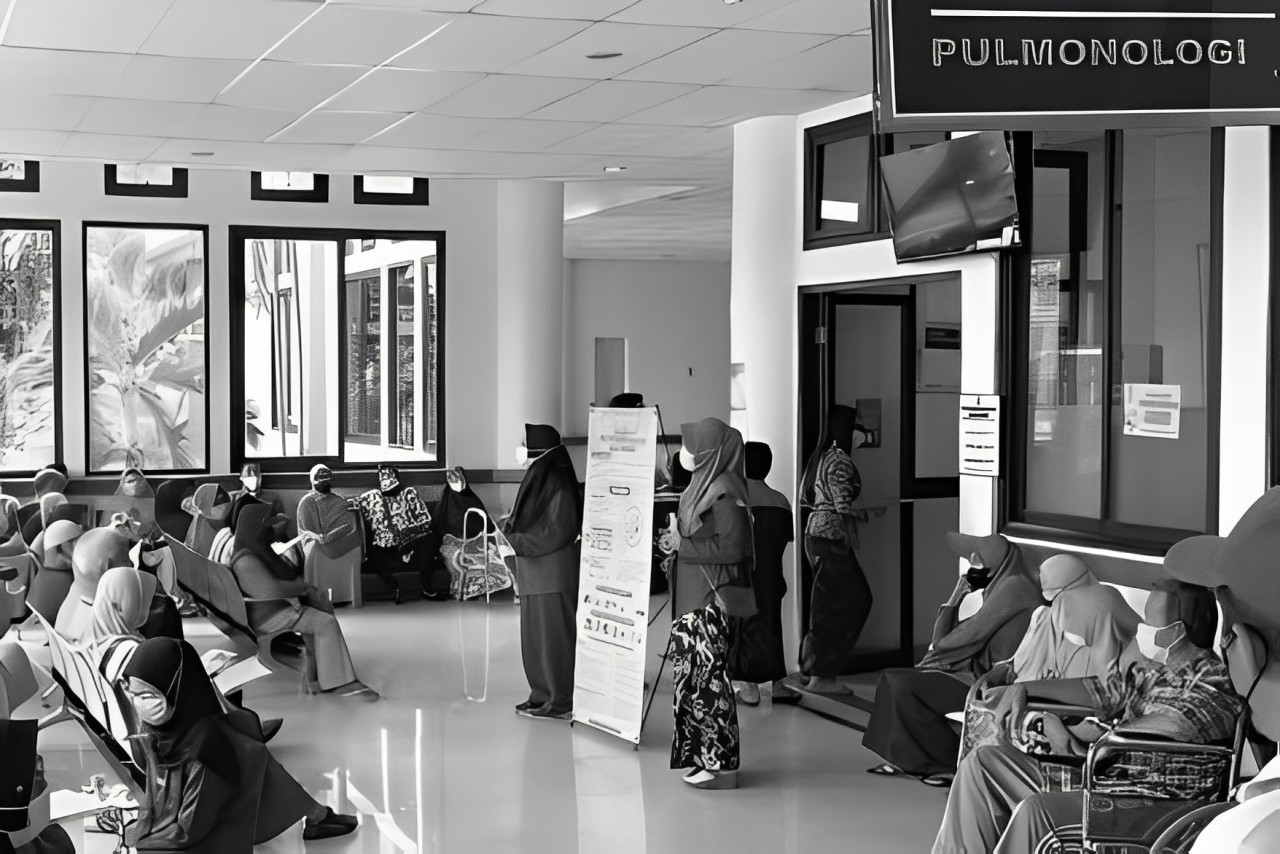 MEMBLUDAK: Suasana pelayanan di poli penyakit dalam di RSUD Mardi Waluyo.