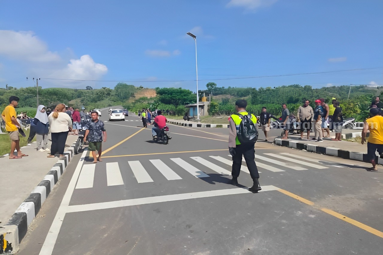 IDENTIFIKASI: Petugas melakukan olah TKP untuk mengetahui kronologi kecelakaan di JLS Desa Tambakrejo, Kecamatan Wonotirto.