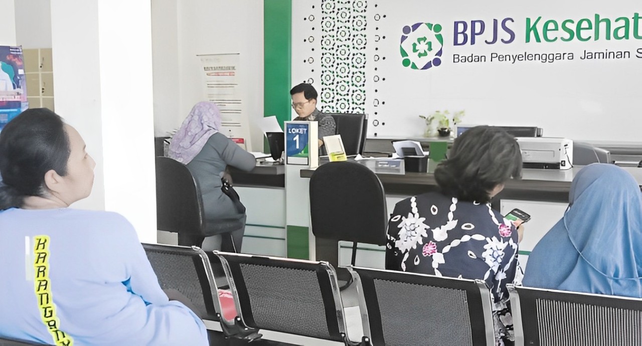 WAJIB TERTIB: Warga Kabupate Blitar sedang antre menerima layanan BPJS Kesehatan.