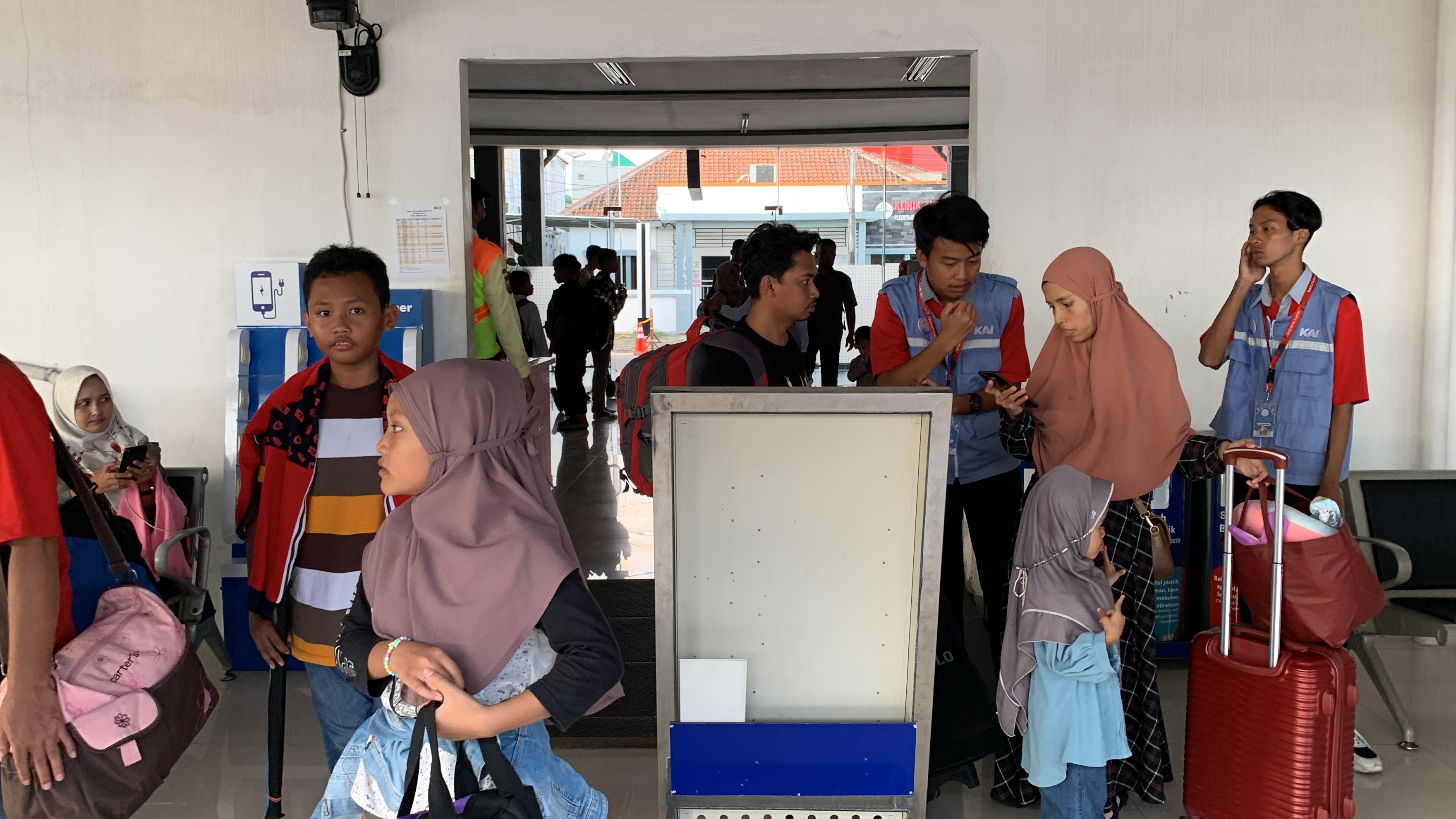 MENANTI KEDATANGAN: Kemarin merupakan puncak arus balik Lebaran. Ribuan orang terpantau berangkat naik KA dari Stasiun Blitar, kemarin (16/4).