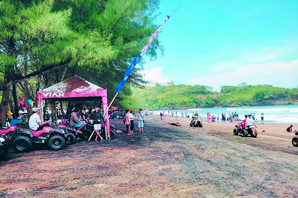 MELEPAS PENAT: Pantai Serang dikunjungi wisatawan dalam dan luar kota Blitar di musim lebaran