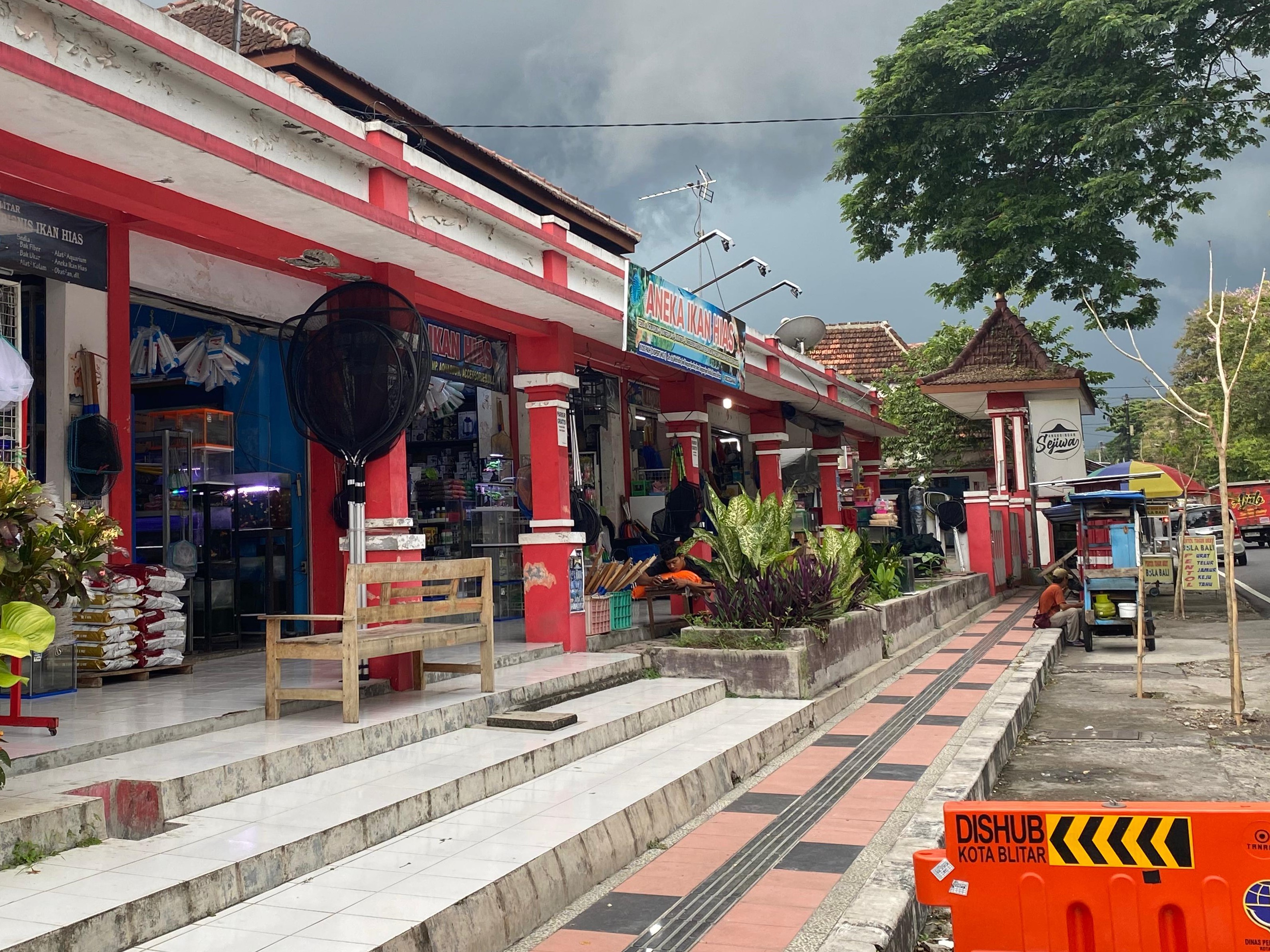 Kios ikan hias di Kota Blitar