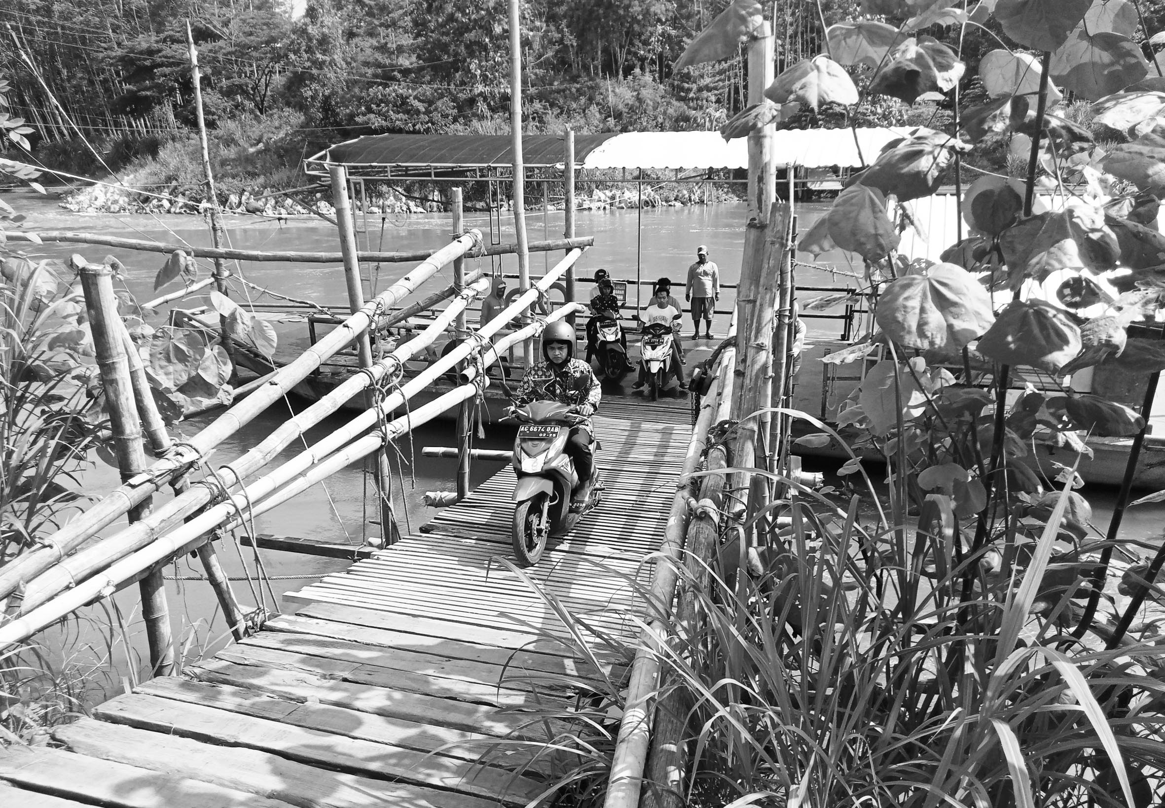 ANTRE: Para pengguna jasa penyeberangan tambangan di Desa Bendo, Kecamatan Sanankulon, &nbsp;yang hendak turun.