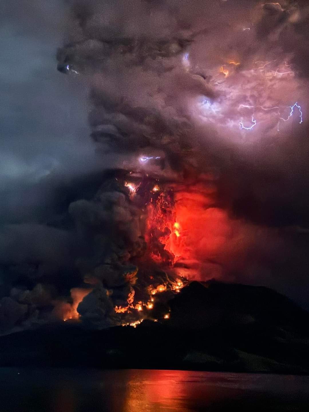 ERUPSI: Gunung Ruang di Kabupaten Kepulauan Sitaro, Sulawesi Utara meletus pada Kamis dini hari (18/4/2024).