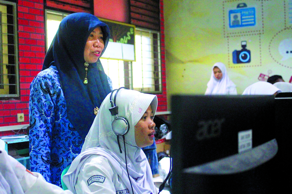 PAHAMI MATERI: Sejumlah siswa SMKN 1 Blitar menatap layar komputer sambil menerima materi pembelajaran seorang guru, kemarin (17/4).