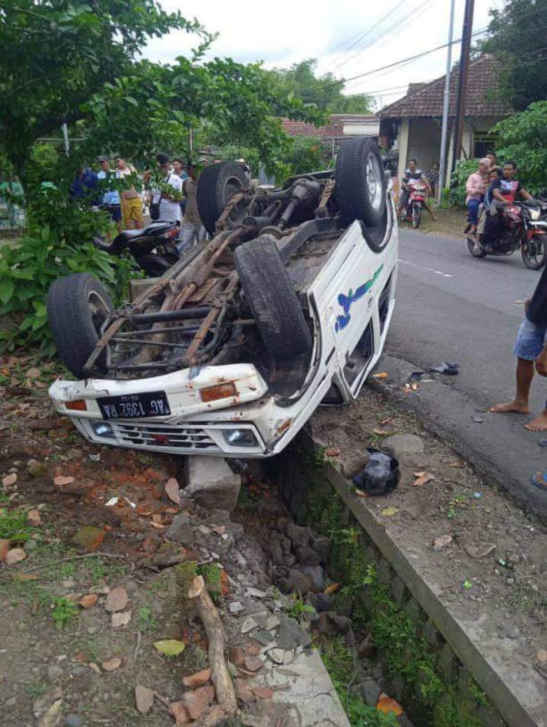 RINGSEK: Kendaraan yang diduga terlibat kasus tabrak lari terbalik di jalan raya Penataran, desa Sidodadi, Kecamatan Garum